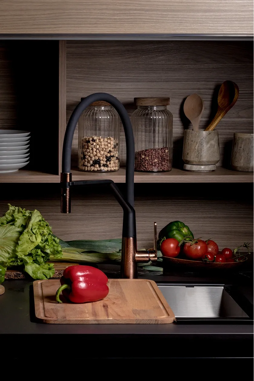 Grifo etna semipro negro y cobre de ICOBEN en una cocina