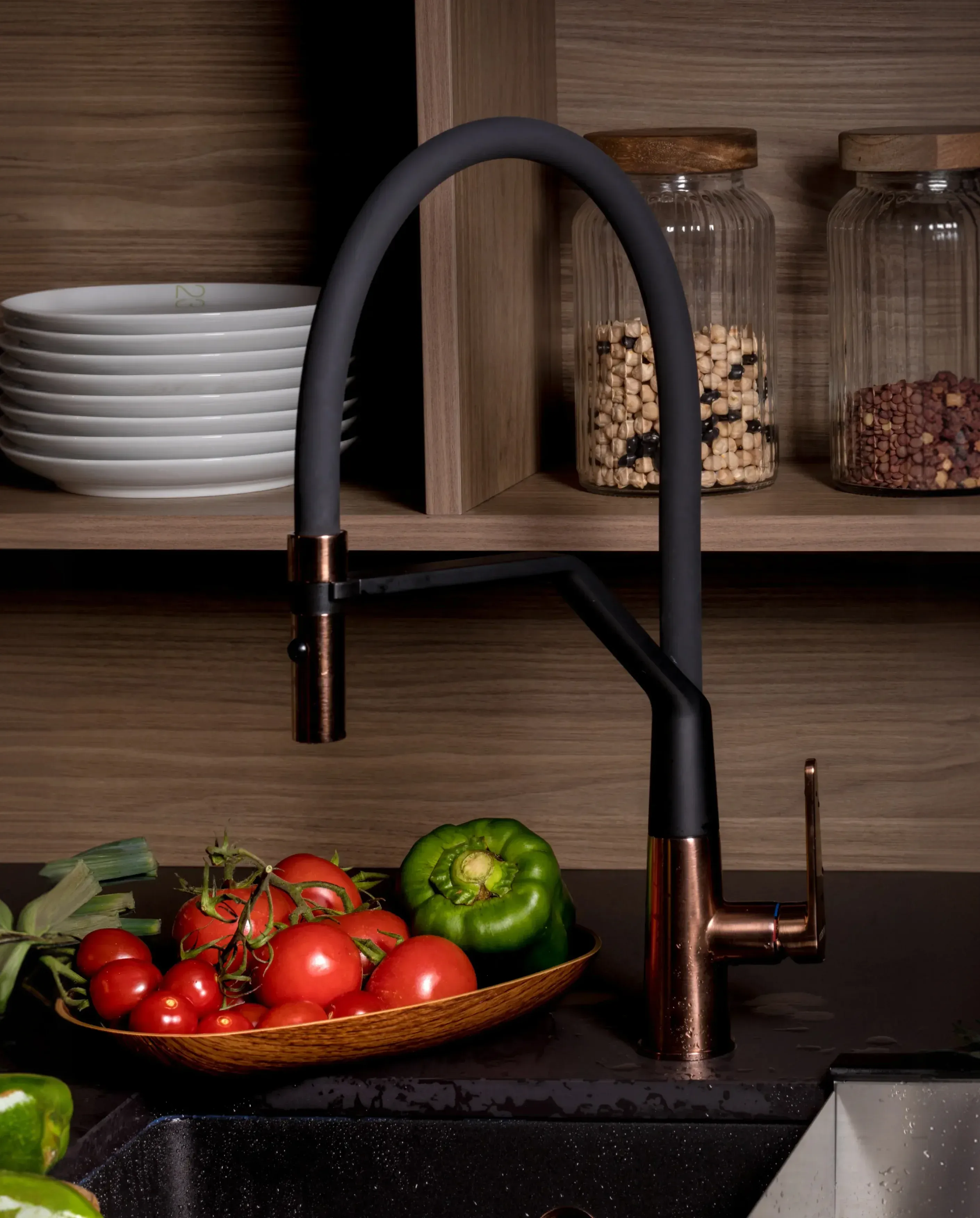 Grifo etna semipro negro y cobre de ICOBEN en una cocina con alimentos
