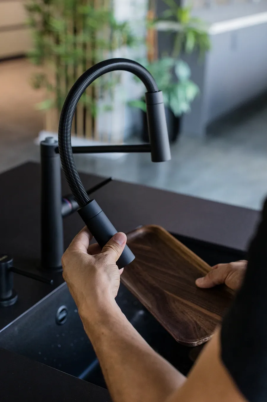 Persona lavando una tabla con grifo fuji negro de ICOBEN
