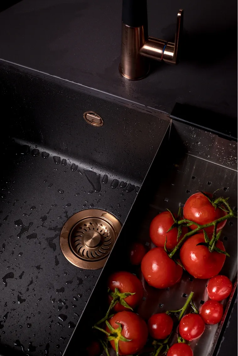 fregadero ICOBEN negro con válvula cobre y escurridor negro con tomates
